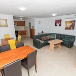 Ozzi With 9 Bedrooms & Private Pool Villa
