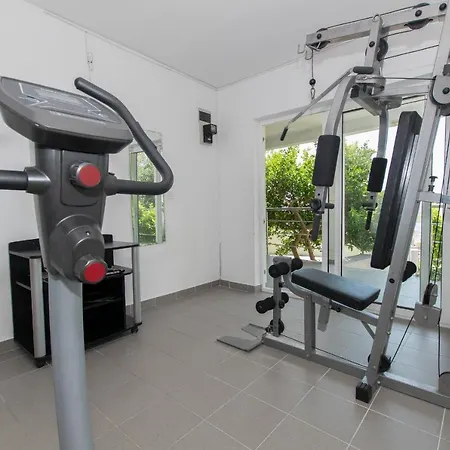 Villa Ozzi With 9 Bedrooms&private Pool Makarska
