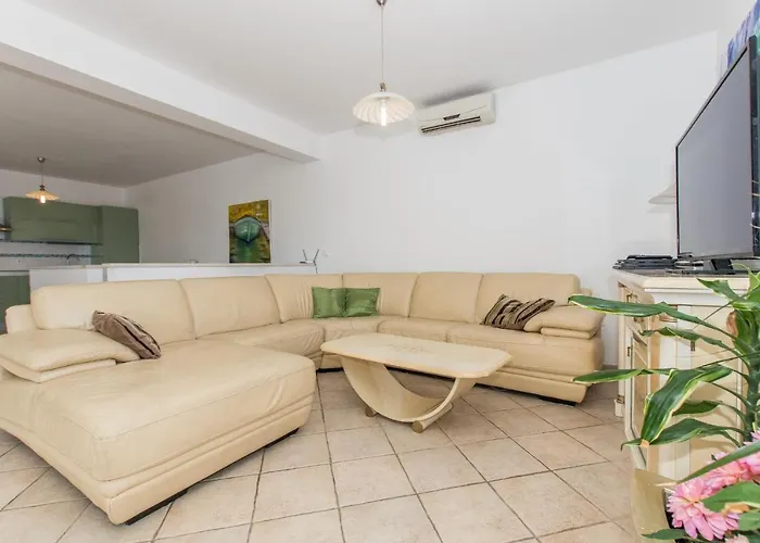 Ozzi With 9 Bedrooms & Private Pool Willa *