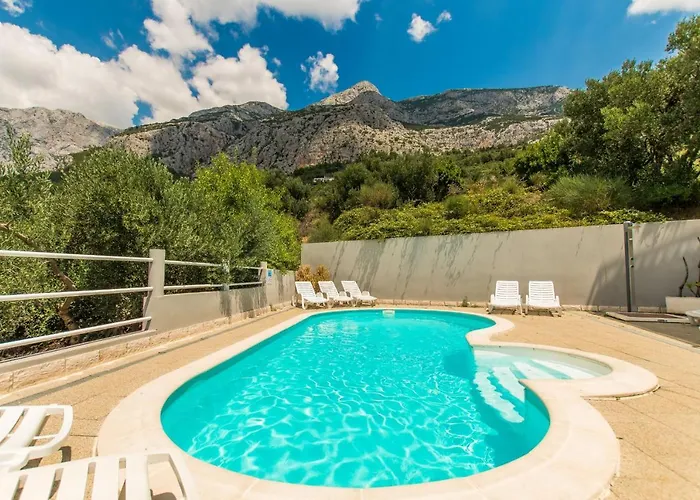 Willa Ozzi With 9 Bedrooms & Private Pool Makarska