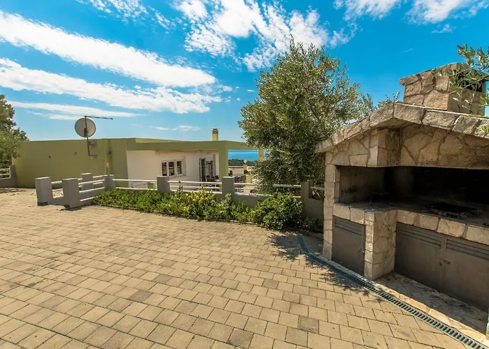 Ozzi With 9 Bedrooms & Private Pool * Makarska