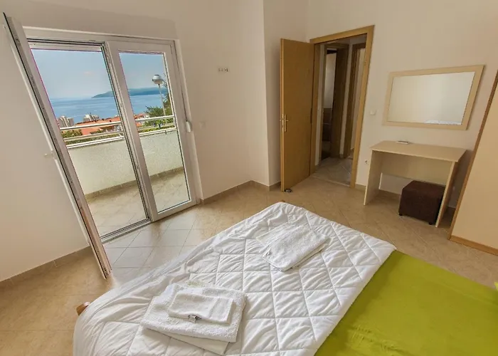 Willa Ozzi With 9 Bedrooms & Private Pool Makarska