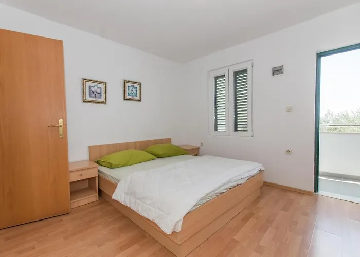 Ozzi With 9 Bedrooms & Private Pool Makarska