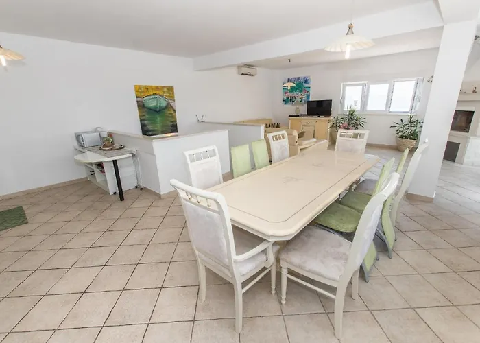 Willa Ozzi With 9 Bedrooms & Private Pool Makarska