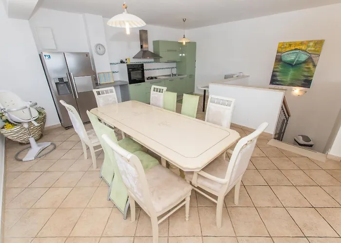 Ozzi With 9 Bedrooms & Private Pool Willa *