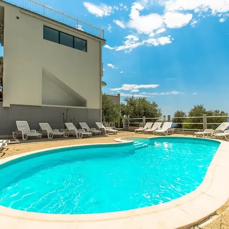 Villa Ozzi With 9 Bedrooms & Private Pool *