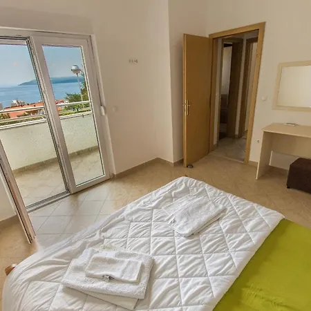Villa Ozzi With 9 Bedrooms & Private Pool Makarska
