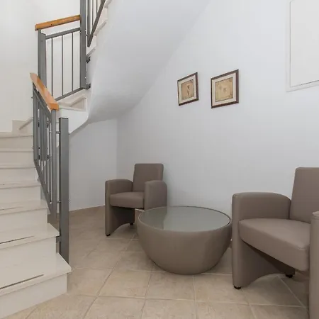 Villa Ozzi With 9 Bedrooms & Private Pool *