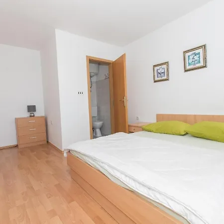 Vila Ozzi With 9 Bedrooms & Private Pool Makarska