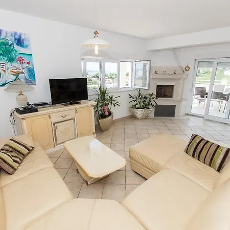 Ozzi With 9 Bedrooms & Private Pool מאקרסקה