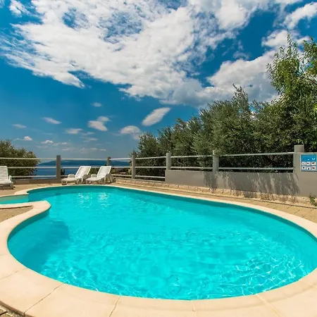 Ozzi With 9 Bedrooms & Private Pool וילה מאקרסקה