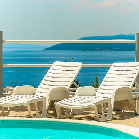 Ozzi With 9 Bedrooms & Private Pool מאקרסקה