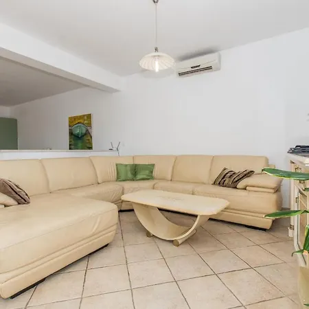 Ozzi With 9 Bedrooms & Private Pool וילה *