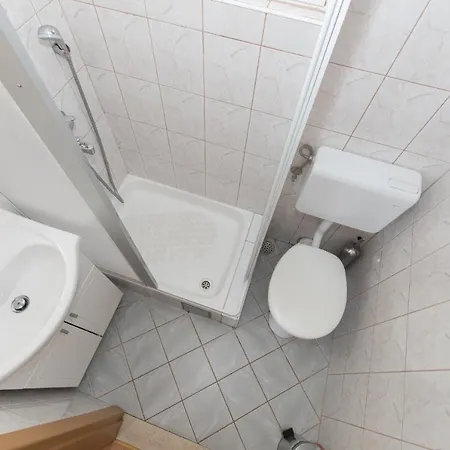 Ozzi With 9 Bedrooms & Private Pool מאקרסקה