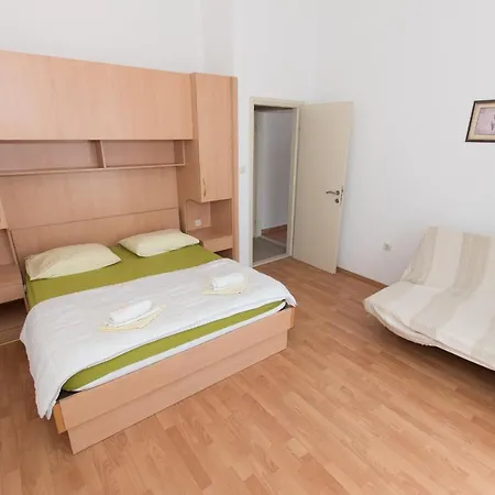 Ozzi With 9 Bedrooms & Private Pool וילה