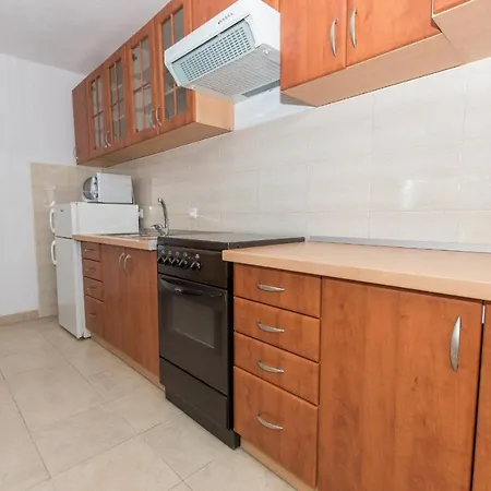 Ozzi With 9 Bedrooms & Private Pool וילה מאקרסקה