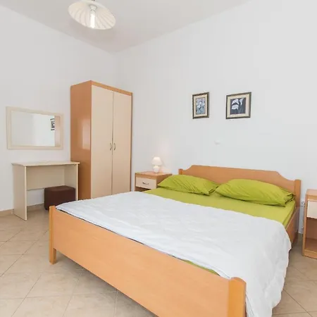 Ozzi With 9 Bedrooms & Private Pool מאקרסקה