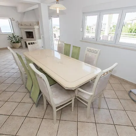 Ozzi With 9 Bedrooms & Private Pool וילה מאקרסקה