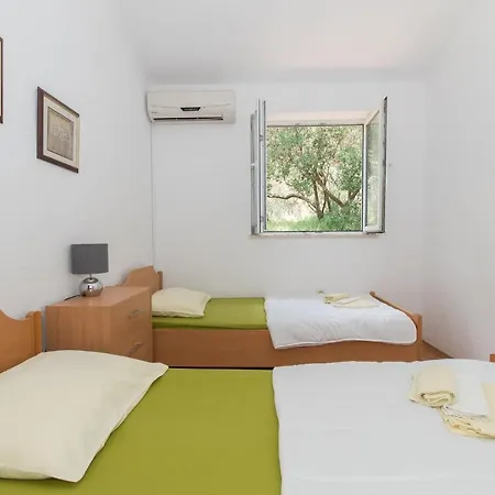 Ozzi With 9 Bedrooms & Private Pool וילה מאקרסקה