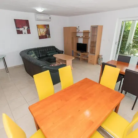 Ozzi With 9 Bedrooms & Private Pool וילה מאקרסקה