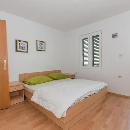 Ozzi With 9 Bedrooms & Private Pool מאקרסקה