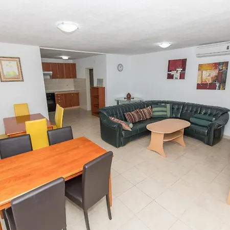 Ozzi With 9 Bedrooms & Private Pool וילה