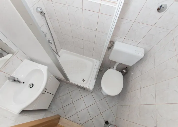 Ozzi With 9 Bedrooms & Private Pool Makarska