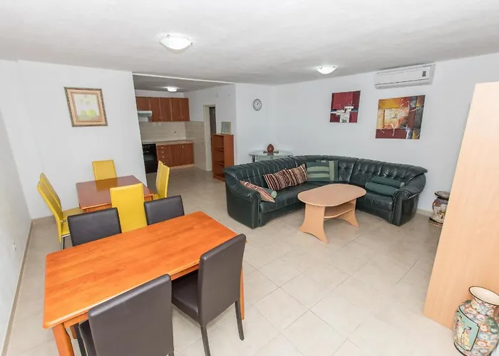 Ozzi With 9 Bedrooms & Private Pool Villa